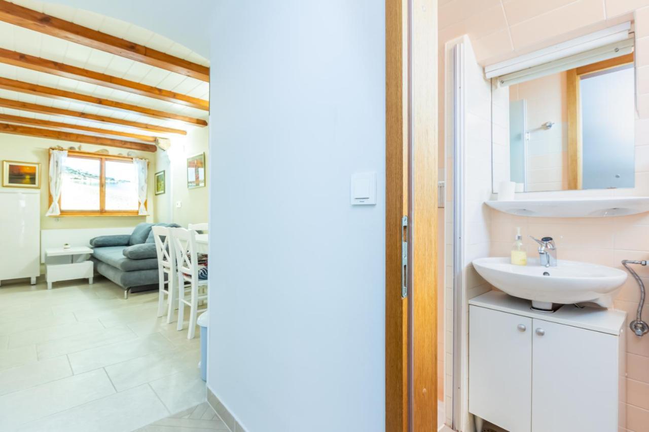 Apartment Sepat With Free Parking Place In Baska Esterno foto
